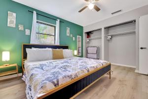 1 dormitorio con cama y pared verde en MODERN KING BED HOME CLOSE TO THE BEACH AND STORES. QUIET NEIGHBORHOOD AND PET FRIENDLY! en Jensen Beach