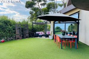 Zahrada ubytování 06AL - Architect-designed villa with pool and sea view