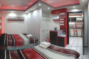um pequeno quarto com 2 camas e uma cozinha em Facturamos Elegante depto. confort limpieza em Atlacomulco de Fabela