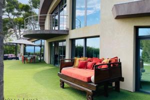 Posezení v ubytování 06AL - Architect-designed villa with pool and sea view + 21 fotografií