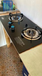 een aanrecht met drie branders bovenop een tafel bij Acogedora Cabaña in Cartagena