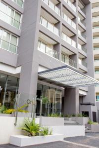 uma vista exterior de um edifício em Asunción Rent Suites Santa Teresa em Assunção