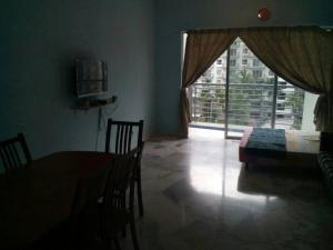 une salle à manger avec une table et une grande fenêtre dans l'établissement Marina View, Teluk Kemang, PD, à Port Dickson