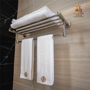 un par de toallas colgando de un toallero en el baño en THE PREMIER PALACE HOTEL AND SPA en Phnom Penh