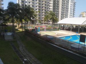 une piscine dans un parc à côté d'un grand bâtiment dans l'établissement Marina View, Teluk Kemang, PD, à Port Dickson