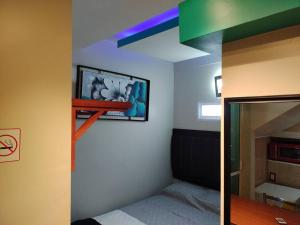 a room with a bed and a tv on the wall at bonito mini depto. equipado Futurista in Atlacomulco de Fabela