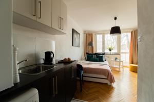 cocina con cama y lavabo en una habitación en PiotrApartments II, en Varsovia