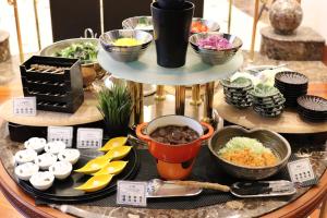 una bandeja de comida en una mesa con diferentes alimentos en KOKO Hotel Nagoya Sakae en Nagoya