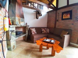 sala de estar con sofá y mesa en Casa Campo Valle De Cocora en Salento