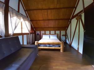 1 dormitorio con 1 cama y 1 sofá en una habitación en Casa Campo Valle De Cocora en Salento