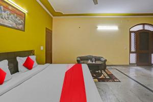 ein Schlafzimmer mit einem großen Bett und einem Stuhl in der Unterkunft OYO Flagship 81046 Royal Retreat in Gurgaon