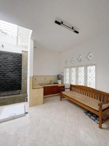 Habitación grande con banco y cocina en SAMAWA FAMILY House en Banyuwangi
