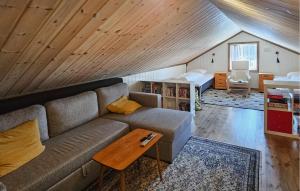 un soggiorno con un divano e una camera da letto di 4 Bedroom Nice Home In Rauland a Rauland