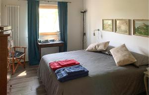 - une chambre avec un lit et 2 serviettes dans l'établissement Cozy Home In Marsaglia With Kitchen, à Marsaglia