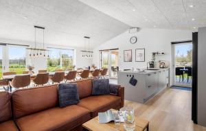Dapur atau dapur kecil di Pet Friendly Home In Hadsund With Sauna