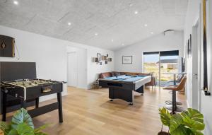 Bilik permainan di Pet Friendly Home In Hadsund With Sauna