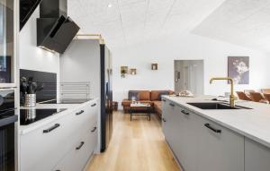 een keuken met witte kasten en een woonkamer bij Pet Friendly Home In Hadsund With Kitchen in Hadsund