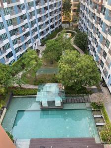 een uitzicht over een zwembad in een gebouw bij Centrio Condominiums Top Floor with Pool and Garden view in Ban Na Khua