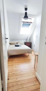 sypialnia z łóżkiem i świetlikiem w obiekcie The Catch w mieście Køge