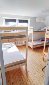 Pokój z 2 łóżkami piętrowymi i biurkiem w obiekcie The Catch w mieście Køge