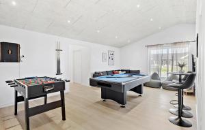 uma sala de estar com uma mesa de bilhar e um sofá em Lovely Home In Hadsund With Indoor Swimming Pool em Hadsund