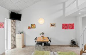 Televiisor ja/või meelelahutuskeskus majutusasutuses Stunning Apartment In Væggerløse