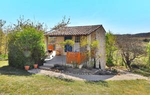 a small house with an orange gate in a yard at Le Gite Du Bastidon in La Tour-dʼAigues