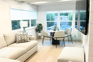uma sala de estar com um sofá e uma mesa em Modern Beach House, Heated Saltwater Pool & Spa em Delray Beach