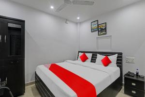 Cama ou camas em um quarto em OYO Flagship 81064 Chaudhary In