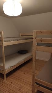 Cette chambre comprend deux lits superposés et une lampe. dans l'établissement The Catch, à Køge