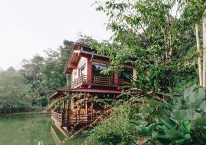 una casa en medio de un río en Al Sakinah Resort en Bentong