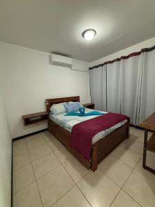 ein Schlafzimmer mit einem Bett in einem Zimmer in der Unterkunft Casa Arrecife de Sueños in Bejuco