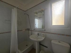 La salle de bains est pourvue d'un lavabo, de toilettes et d'un miroir. dans l'établissement Appartement Argelès-sur-Mer, 2 pièces, 4 personnes - FR-1-309-396, à Argelès-sur-Mer