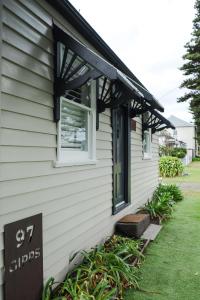 Taman di luar The Dog House Cottage