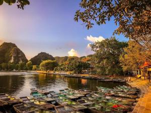 un grupo de barcos estacionados en un río en Hải Lê Tam Coc Happy Homestay, en Ninh Binh