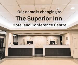 ein Hotel und Konferenzzentrum mit einem Schild, auf dem steht, dass sich unser Name in in der Unterkunft Superior Inn Hotel and Conference Centre Thunder Bay in Thunder Bay