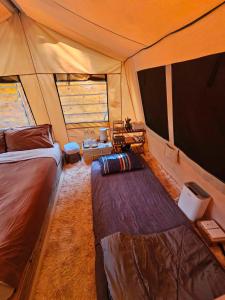 sypialnia z 2 łóżkami w namiocie w obiekcie Morning October w mieście Ban Kai Noi