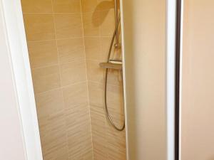doccia con tubo in bagno di Gîte tout inclus à proximité de Beauval, 2 chambres, jardin, terrasse privée, animaux acceptés - FR-1-491-337 a Couffy Altre 10 foto