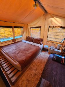 sypialnia z łóżkiem w namiocie w obiekcie Morning October w mieście Ban Kai Noi