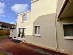 ein weißes Haus mit zwei Fenstern an der Seite in der Unterkunft Gîte tout confort pour 6-8 pers, cœur de village, parking privé, jardin clos, proche ZooParc de Beauval - FR-1-491-344 in Noyers-sur-Cher