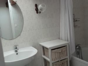 A bathroom at Gîte Prunay-Cassereau, 3 pièces, 4 personnes - FR-1-491-369