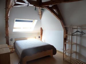 ein Schlafzimmer mit einem Bett in einem Zimmer mit einem Fenster in der Unterkunft Gîte Sambin, 4 pièces, 6 personnes - FR-1-491-342 in Sambin
