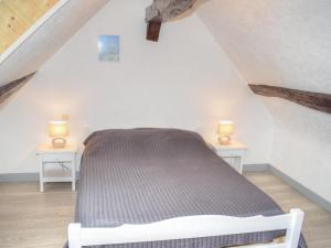 1 dormitorio con 1 cama y 2 mesitas de noche en Gîte Cour-Cheverny, 2 pièces, 2 personnes - FR-1-491-357, en Cour-Cheverny