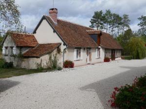 ein weißes Haus mit einem braunen Dach und einer Auffahrt in der Unterkunft Gîte Cour-Cheverny, 3 pièces, 5 personnes - FR-1-491-345 in Cour-Cheverny