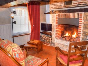 クル・シュヴェルニにあるCharmant gîte pour 5 pers. près des Châteaux avec animaux admis - FR-1-491-345のリビングルーム(レンガ造りの暖炉、テレビ付)