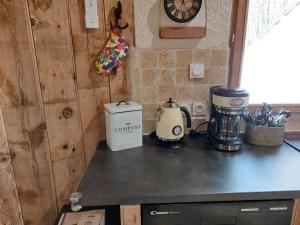 encimera de cocina con cafetera y reloj en Gîte Crouy-sur-Cosson, 4 pièces, 6 personnes - FR-1-491-375 en Crouy-sur-Cosson