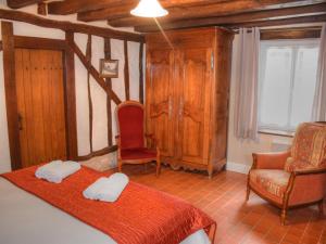 ein Schlafzimmer mit einem Bett und einem Stuhl in der Unterkunft Gîte Cour-Cheverny, 3 pièces, 5 personnes - FR-1-491-345 in Cour-Cheverny