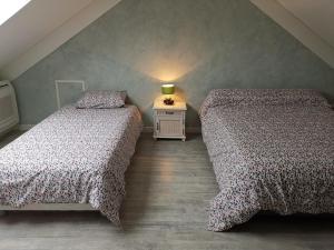 Duas camas sentadas uma ao lado da outra num quarto em Gîte Oisly, 5 pièces, 10 personnes - FR-1-491-361 em Oisly