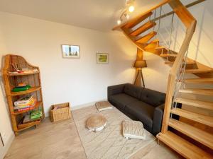 sala de estar con sofá y escalera en Gîte Mont-prés-Chambord, 4 pièces, 6 personnes - FR-1-491-365, en Mont-près-Chambord