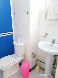 a bathroom with a toilet and a sink at Apartamento equipado frente de la bahía de pampatar in Pampatar